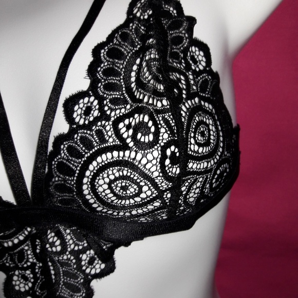 Black Lace Strappy Cup Hollow Out Bralette O/S - Picture 3 of 4